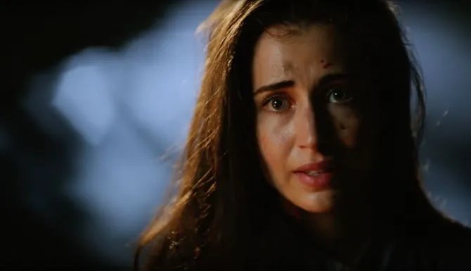Willa (Dilan Gwyn) hilft, aber unter mysteriösen Umständen.