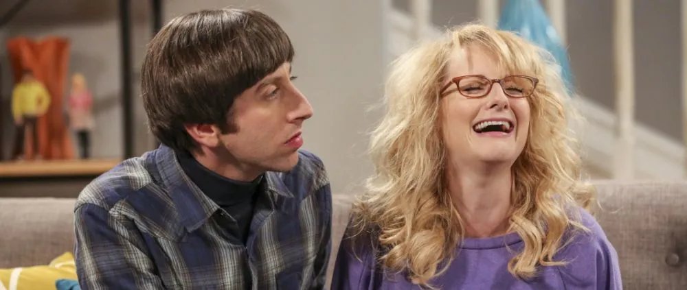 Howard (Simon Helberg) beim Versuch, Bernadette (Melissa Rauch) zu trösten.