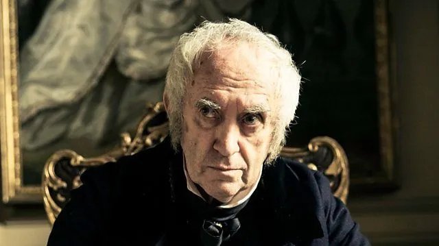 Der großartige Jonathan Pryce spielt Delaneys ärgsten Widersacher.