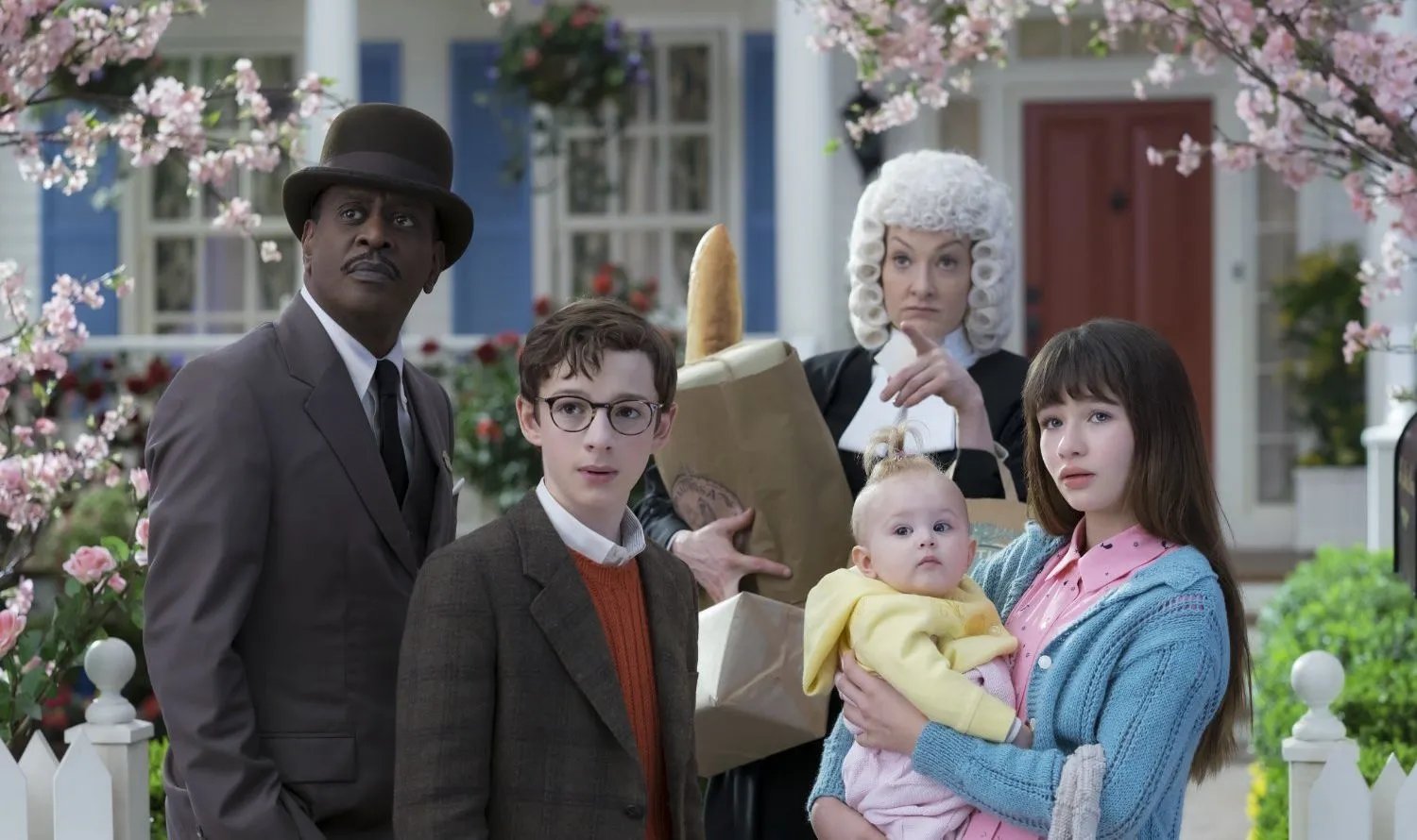 Mr. Poe (K. Todd Freeman) und Justice Strauss (Joan Cusack) ignorieren den Kummer der Kinder.