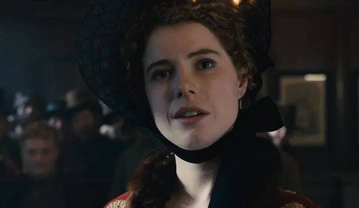 Lorna Delaney (Jessie Buckley) taucht wie aus dem Nichts auf.