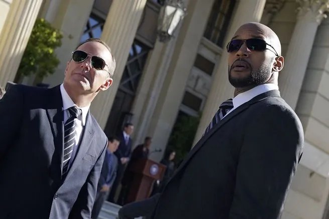 Clark Gregg und Henry Simmons auf einem Szenenfoto aus der âMarvel%26#039,s Agents of S.H.I.E.L.D.â-Episode âThe Patriotâ