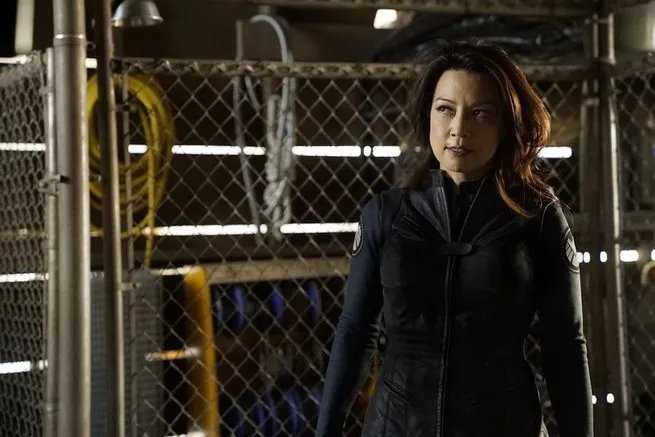 Ming-Na Wen auf einem Szenenfoto aus der âMarvel%26#039,s Agents of S.H.I.E.L.D.â-Episode âThe Patriotâ