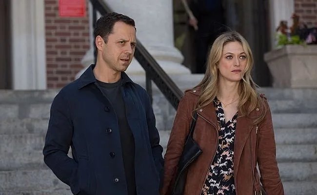 Am Ende ist es Julia (Marin Ireland), die der Familie aus der misslichen Lage hilft.
