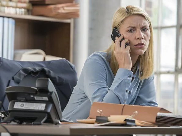 Carrie (Claire Danes) ist an mehreren Fronten gleichzeitig aktiv.