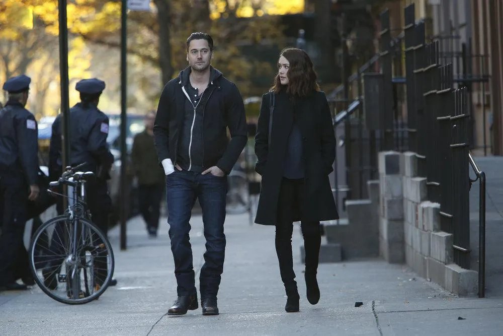 Tom und Lizzie beim Spaziergang in „The Blacklist“