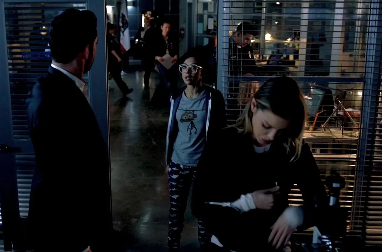 Das Outfit der Woche hat definitiv Ella (Aimee Garcia) an.