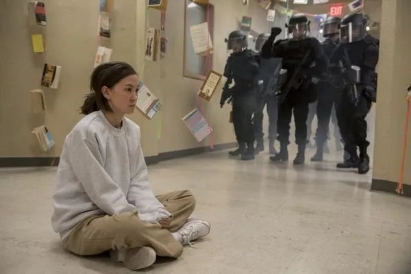 Brook (Kimiko Glenn) übt den gewaltfreien Widerstand.