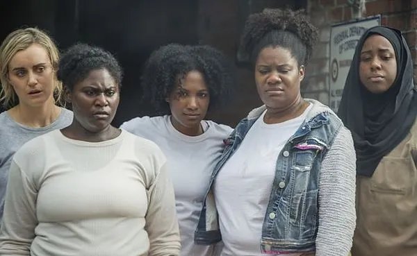 Taystee (Danielle Brooks, 2.v.l.) entwickelt sich schnell zur Anführerin.