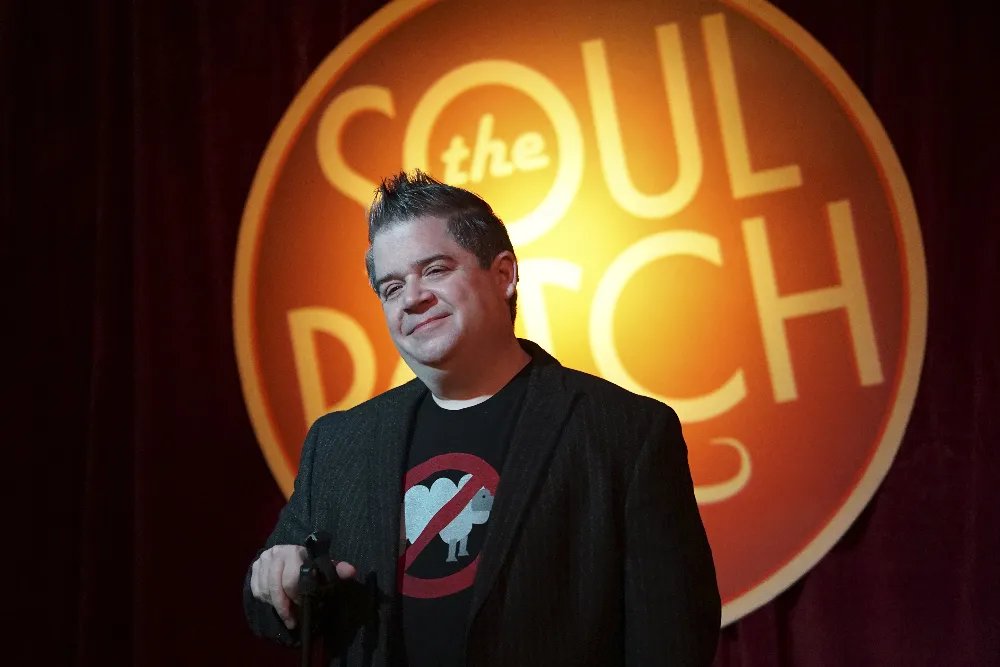 Patton Oswalt auf einem Szenenfoto aus der Episode „Hot Potato Soup“ von „Marvel%26#039,s Agents of S.H.I.E.L.D.“
