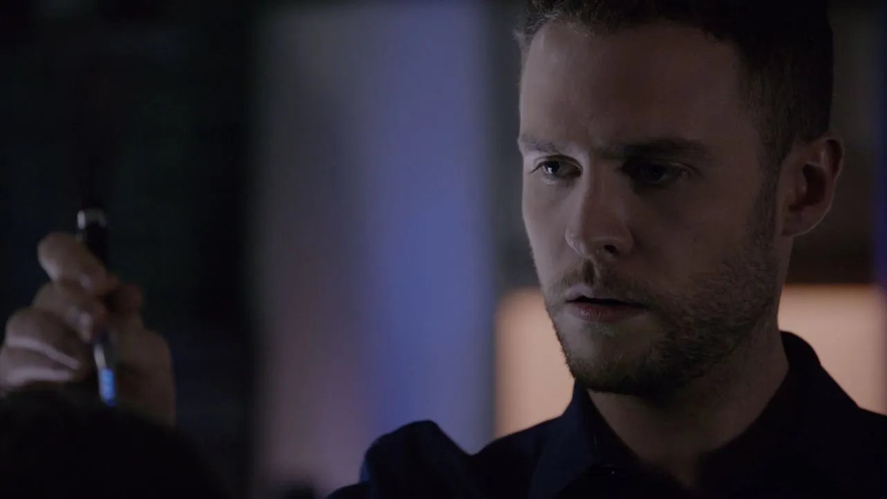 Die Figur Fitz auf einem Szenenfoto aus der Episode „Hot Potato Soup“ von „Marvel%26#039,s Agents of S.H.I.E.L.D.“