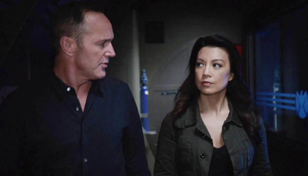Clark Gregg und Ming-Na Wen auf einem Szenenfoto aus der Episode „Hot Potato Soup“ von „Marvel%26#039,s Agents of S.H.I.E.L.D.“