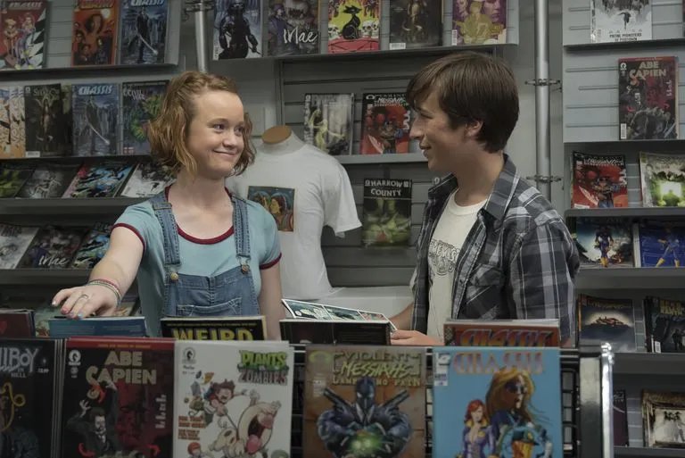 Abby (Liv Hewson) und Eric (Skyler Gisondo) nähern sich vorsichtig einander an.
