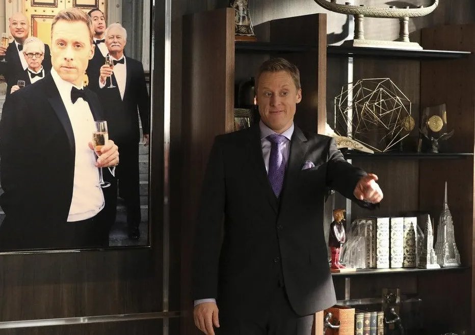 Alan Tudyk in „Powerless“