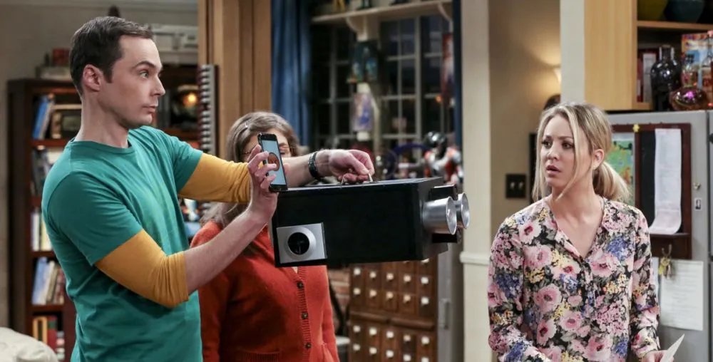 Sheldon (Jim Parsons) kann durch ein Wunderwerk der Technik die Gefühle seiner Freunde lesen.
