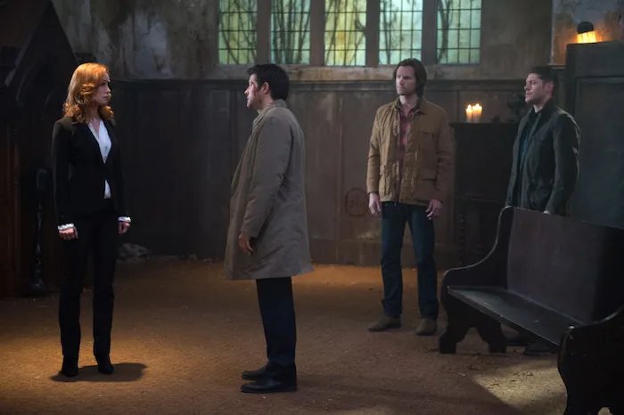 Alicia Witt, Jensen Ackles, Misha Collins und Jared Padalecki in „Supernatural“
