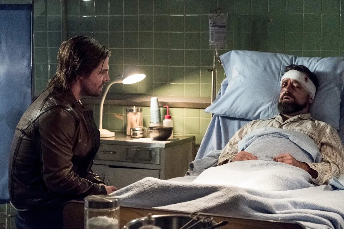 Szenenfoto aus der „Arrow“-Episode „Bratva“