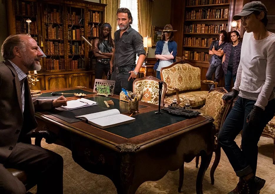 Verhandlungen mit Gregory auf einem Szenenfoto aus der „The Walking Dead“-Folge „Rock in the Road“ (7x09)