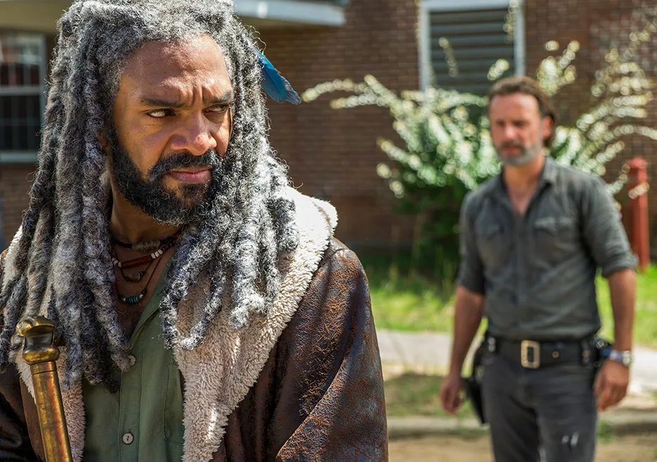 Rick und King Ezekiel auf einem Szenenfoto aus der „The Walking Dead“-Folge „Rock in the Road“ (7x09)