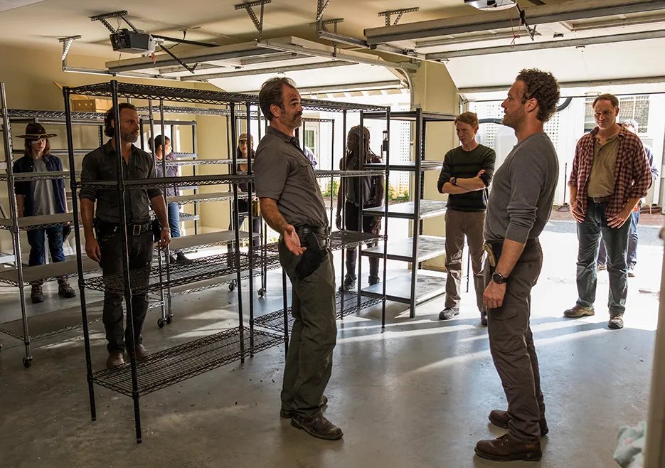 Simon sagt Relax. Szenenfoto aus der „The Walking Dead“-Folge „Rock in the Road“ (7x09)