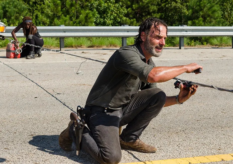 Rick und Michonne bereiten den heißen Draht vor. Szenenfoto aus der „The Walking Dead“-Folge „Rock in the Road“ (7x09)