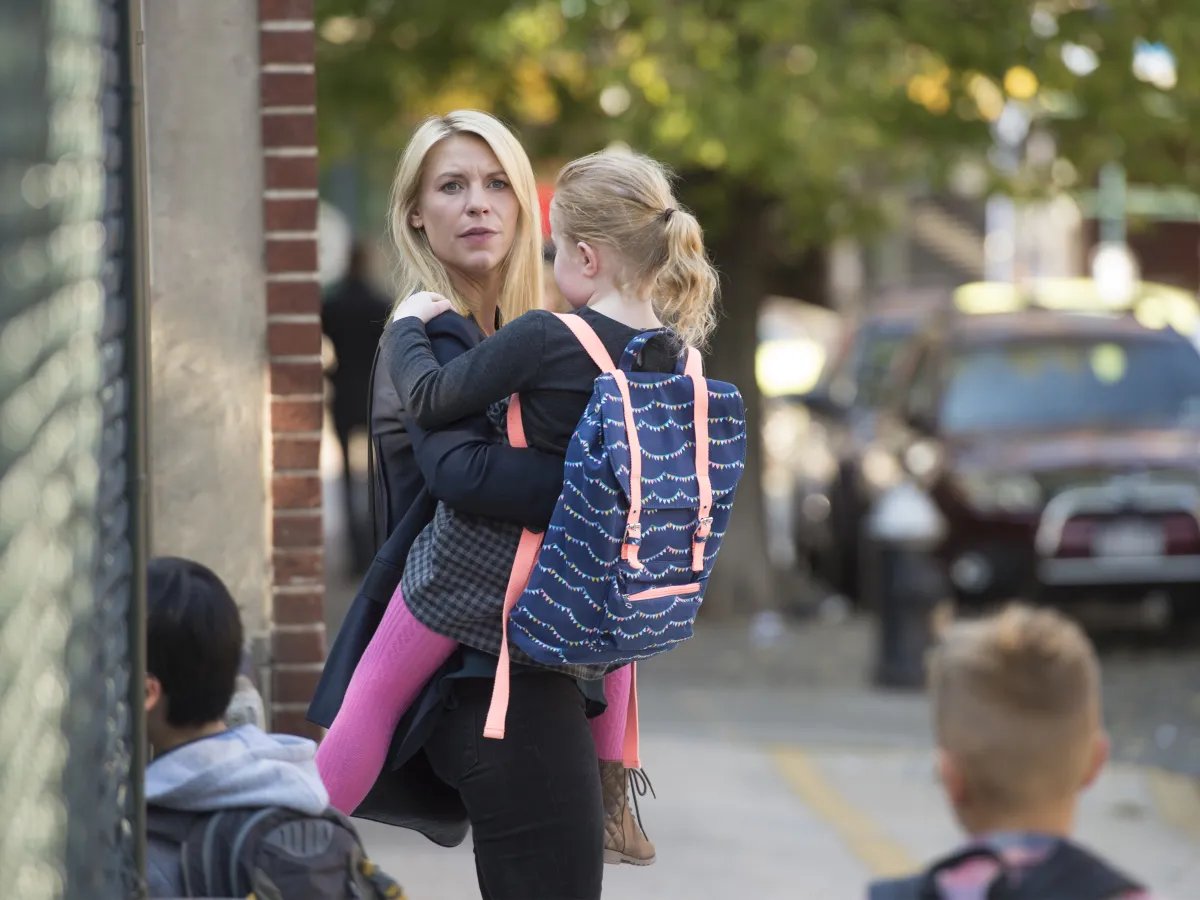 Carrie (Claire Danes) kann nicht glauben, wen sie da gerade vor sich hat.