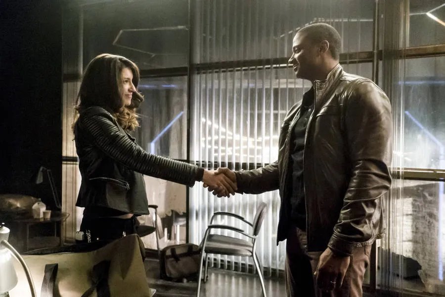 Szenenbild aus der Arrow-Episode „Spectre of the Gun“