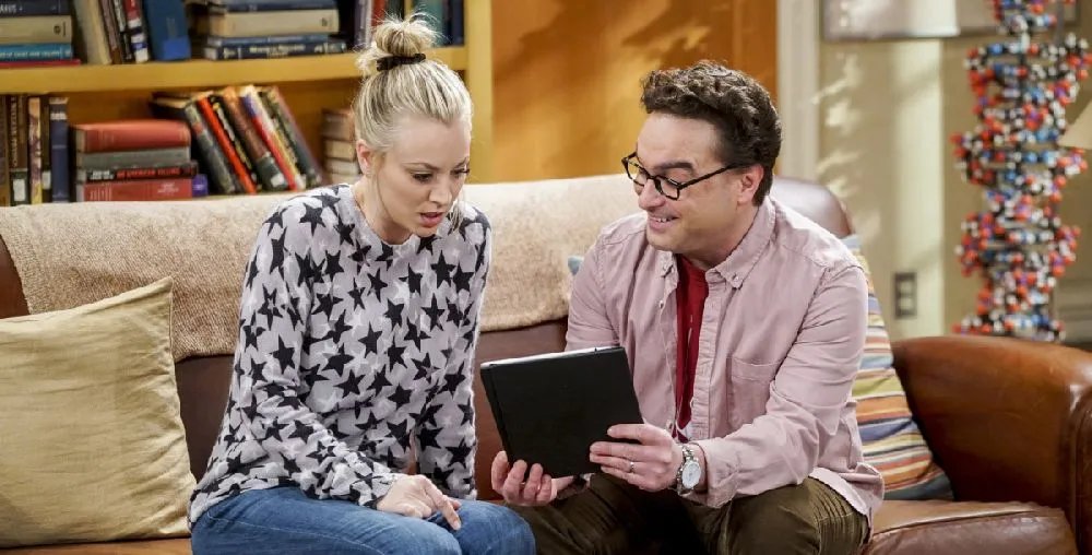 Penny (Kaley Cuoco) und Leonard (Johnny Galecki) planen den gemeinsamen Comic-Con-Trip.