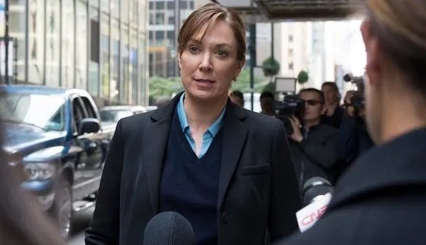 Präsidentin Keane (Elizabeth Marvel) steht Rede und Antwort.