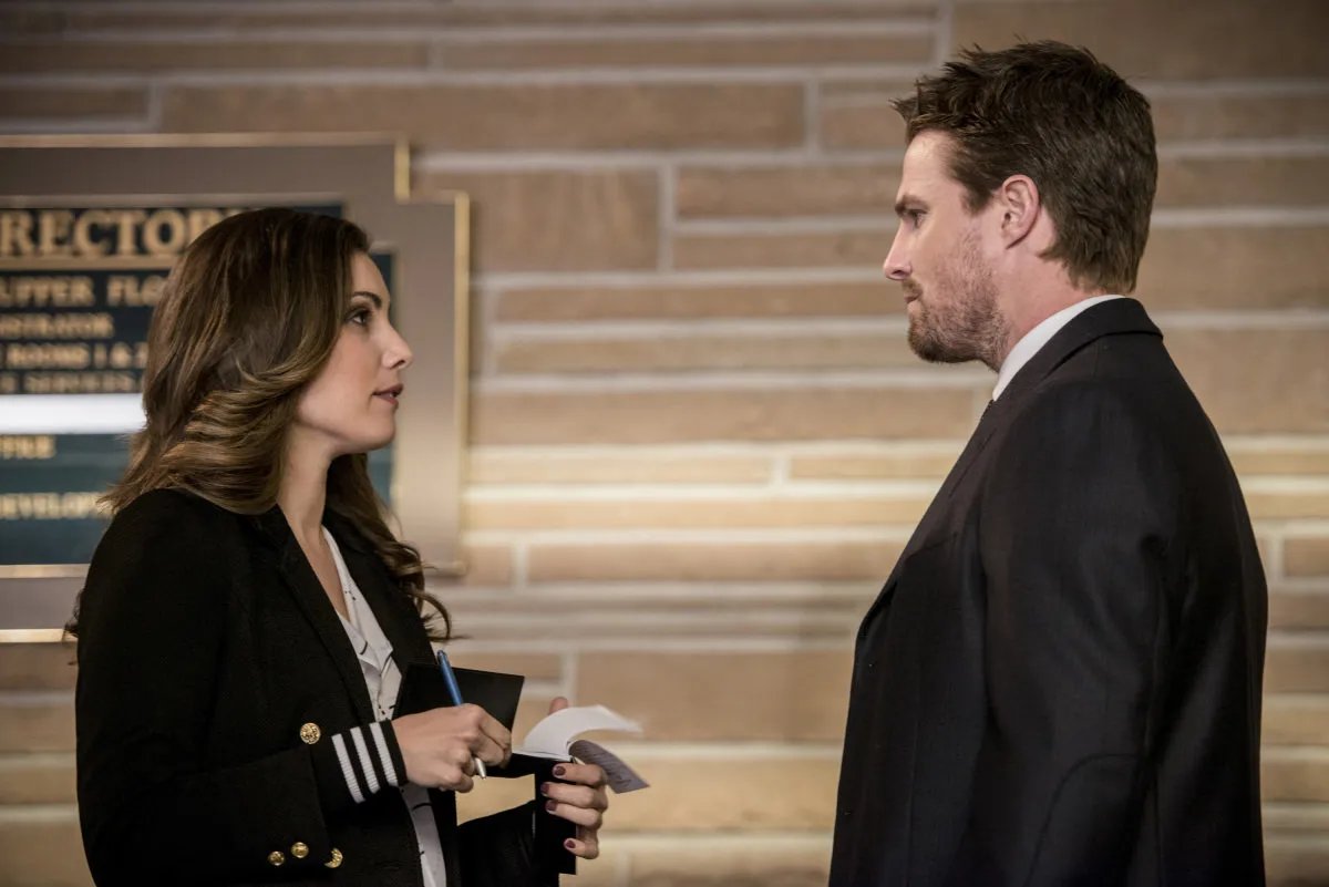 Oliver und Susan auf einem Szenenbild aus der Arrow-Episode „Fighting Fire with Fire“