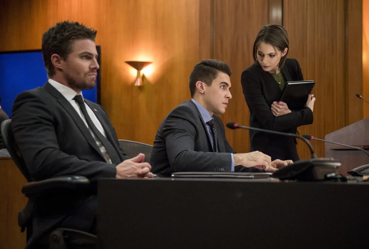 Bei der Verhandlung. Szenenbild aus der Arrow-Episode „Fighting Fire with Fire“
