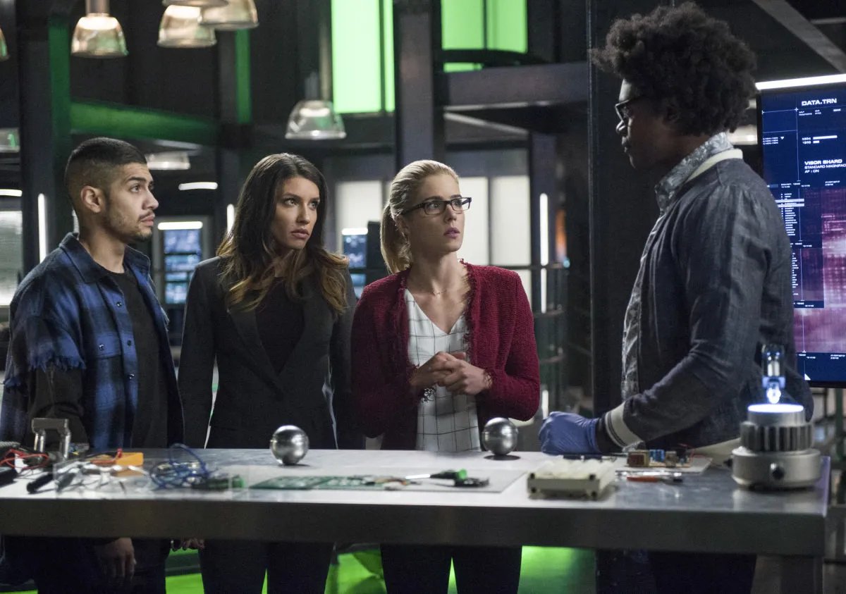 Curtis darf wieder seinen Verstand benutzen. Szenenbild aus der Arrow-Episode „Fighting Fire with Fire“