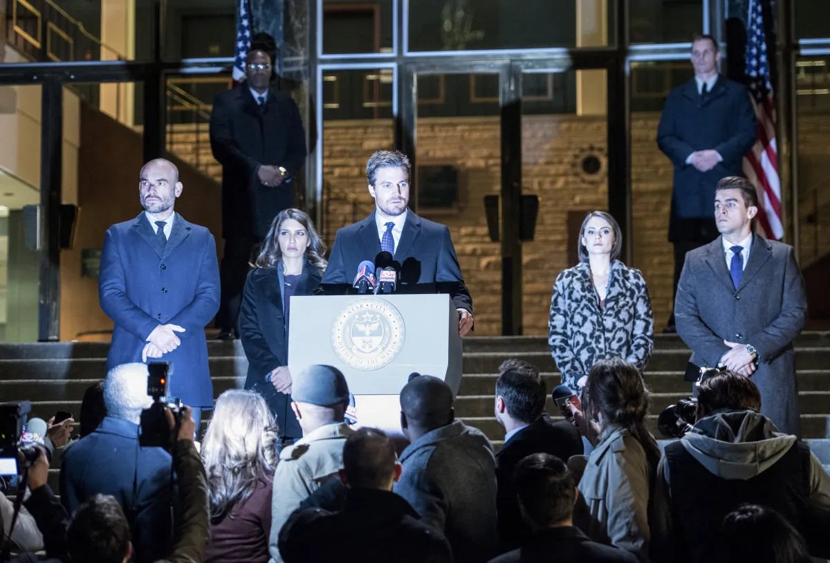 Bürgermeister Queen hält seine Rede auf einem Szenenbild aus der Arrow-Episode „Fighting Fire with Fire“