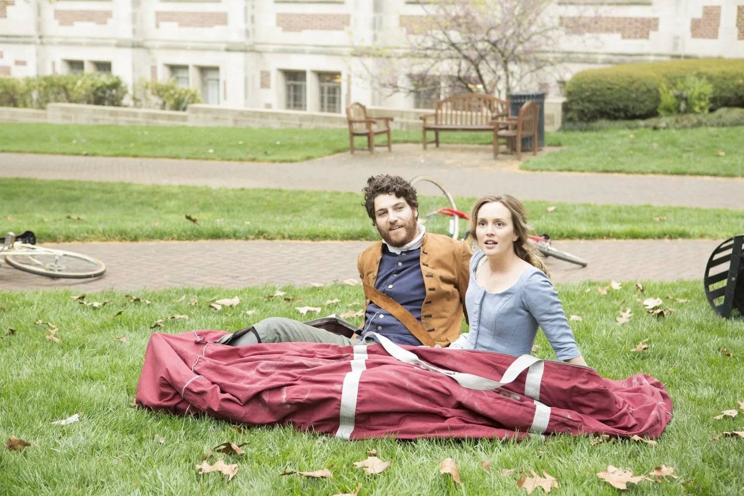 Adam Pally und Leighton Meester in „Making History“