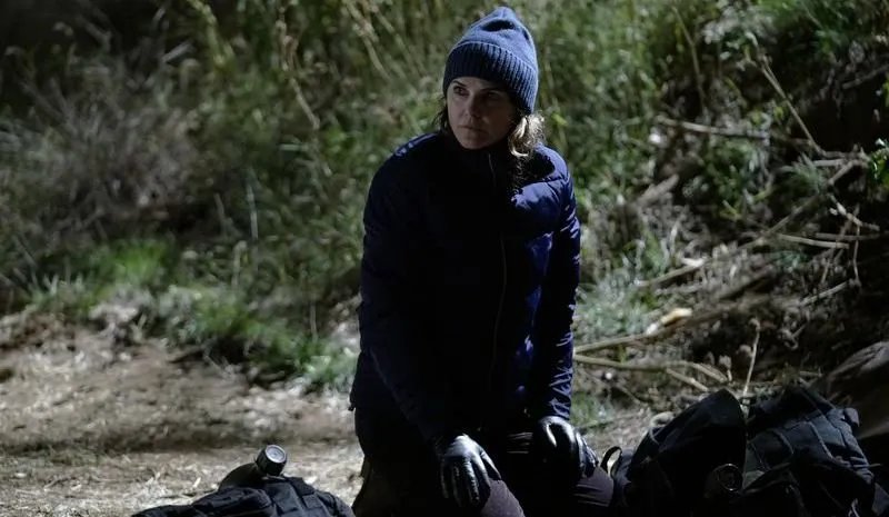 Elizabeth (Keri Russell) verweilt sich mit nächtlichen Ausgrabungsarbeiten.
