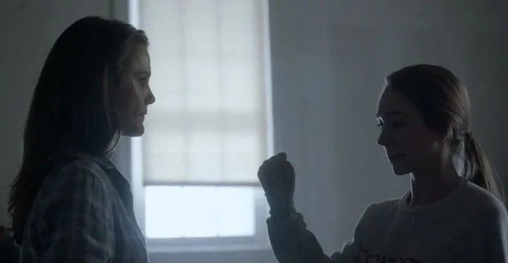 Paige (Holly Taylor, r.) betrachtet skeptisch die eigene Faust.
