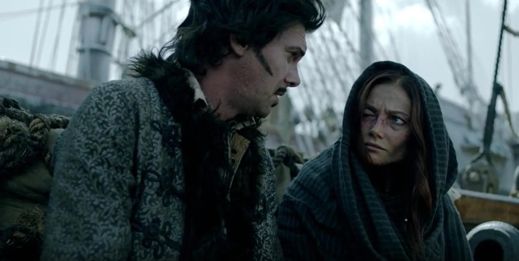 Toby Schmitz und Clara Paget in „Black Sails“