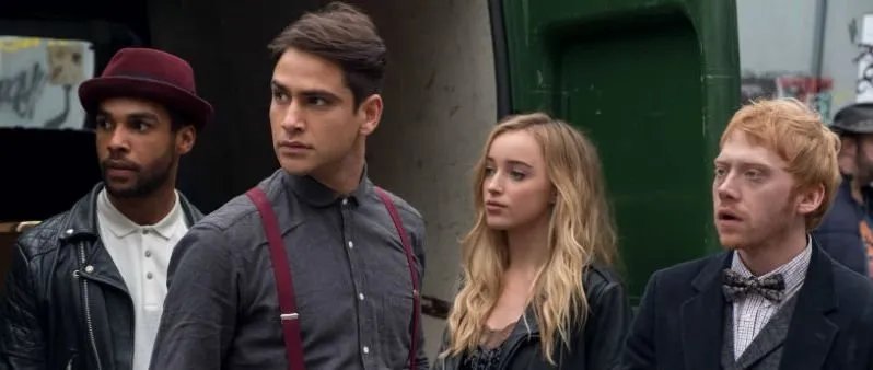 Billy (Lucien Laviscount), Albert (Luke Pasqualino), Lotti (Phoebe Dynevor) und Charlie (Rupert Grint).