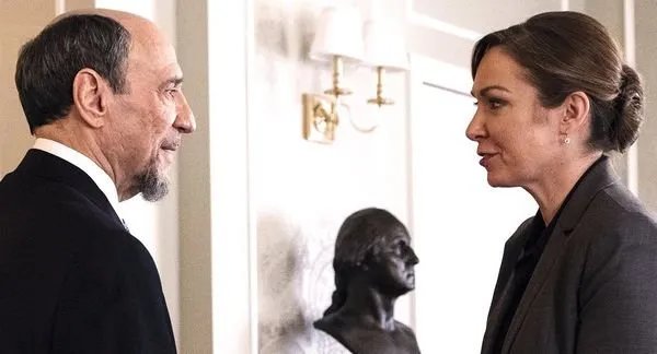 Keane (Elizabeth Marvel) hat Dar Adal (F. Murray Abraham) im Fadenkreuz.