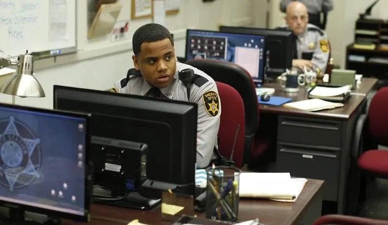 Sheriff%26#039,s Deputy Josh Beck (Tristan Wilds) steht unter strenger Beobachtung.