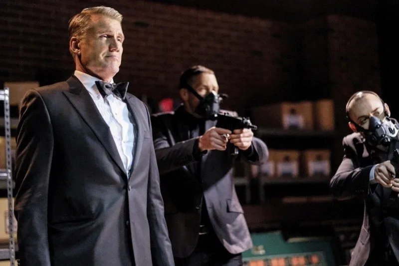 Szenenbild aus der Arrow-Episode „Kapiushon “