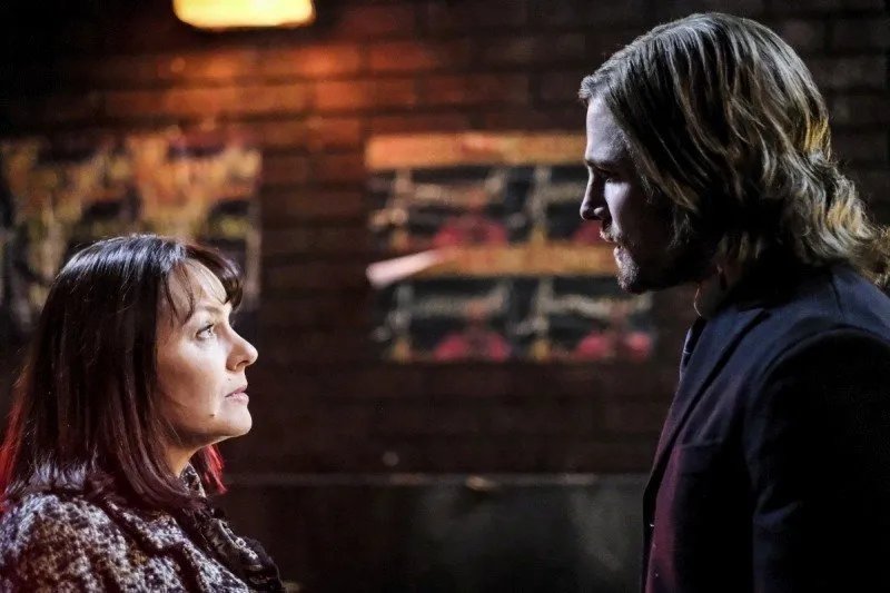 Szenenbild aus der Arrow-Episode „Kapiushon “