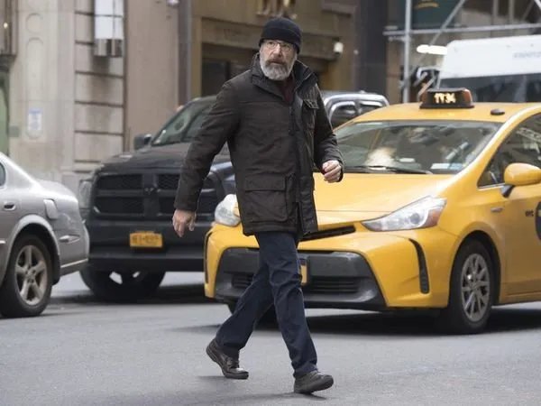 Saul (Mandy Patinkin) bereitet seine Flucht aus Amerika vor.