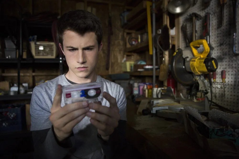 Clay (Dylan Minnette) hat die Kassetten von Hannah bekommen.