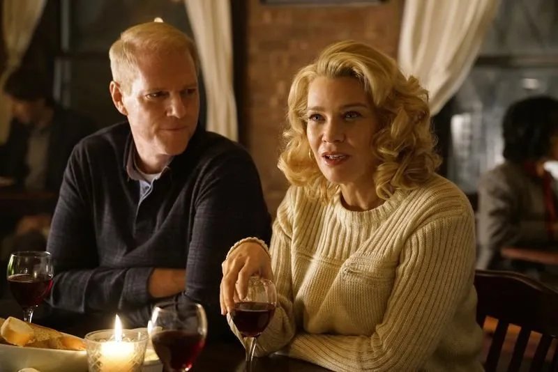 Stan (Noah Emmerich) und Renee (Laurie Holden) wirken glücklich miteinander.