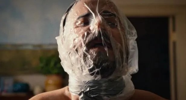 Kevin (Justin Theroux) betreibt eine ziemlich fragwürdige Freizeitbeschäftigung.