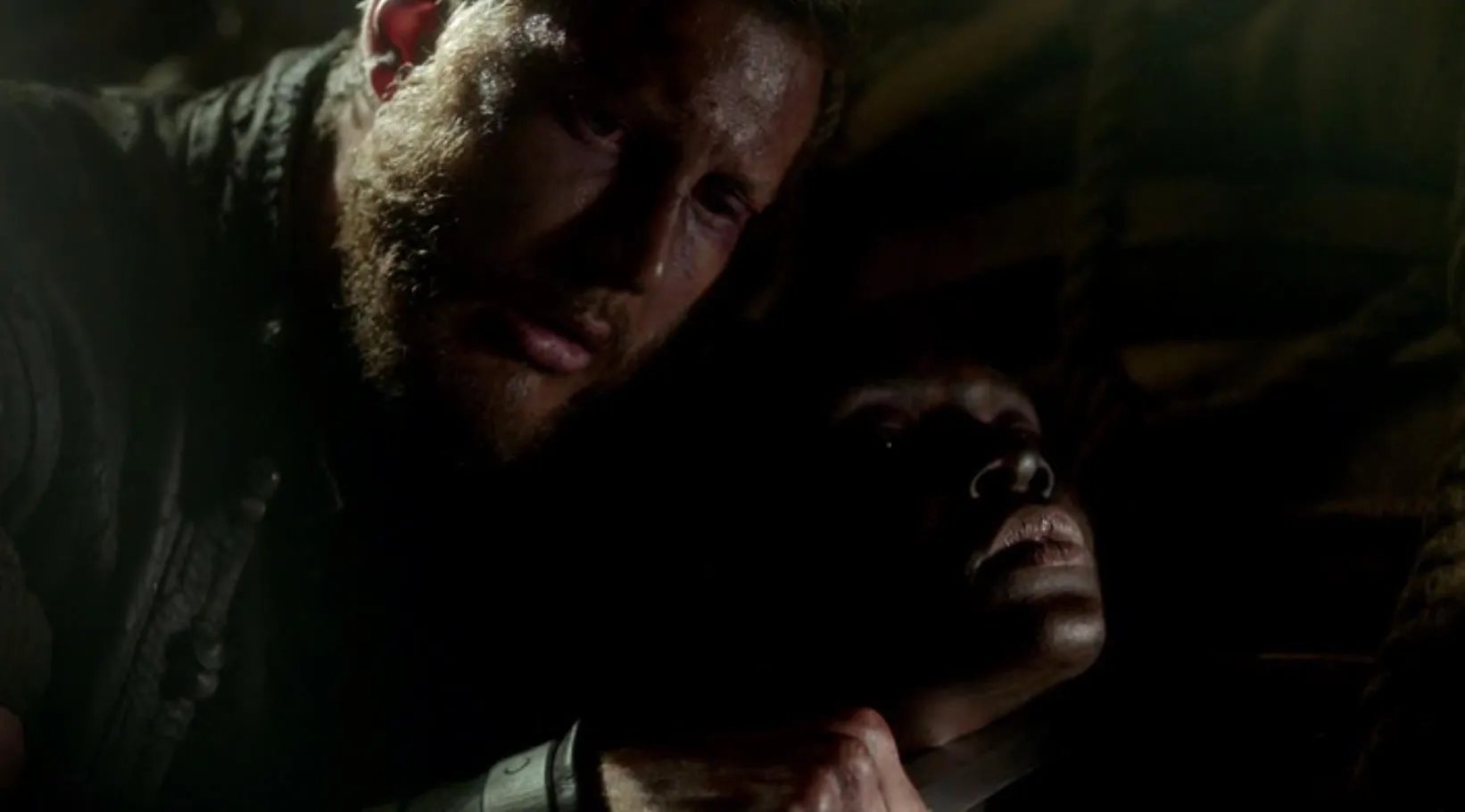 Zethu Dlomo und Tom Hopper in „Black Sails“