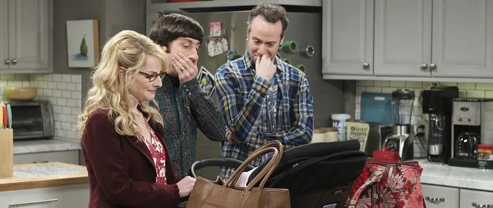 Bernadette (Melissa Rauch, l.) und Howard (Simon Helberg, m.) hadern mit dem Abschied von Halley.