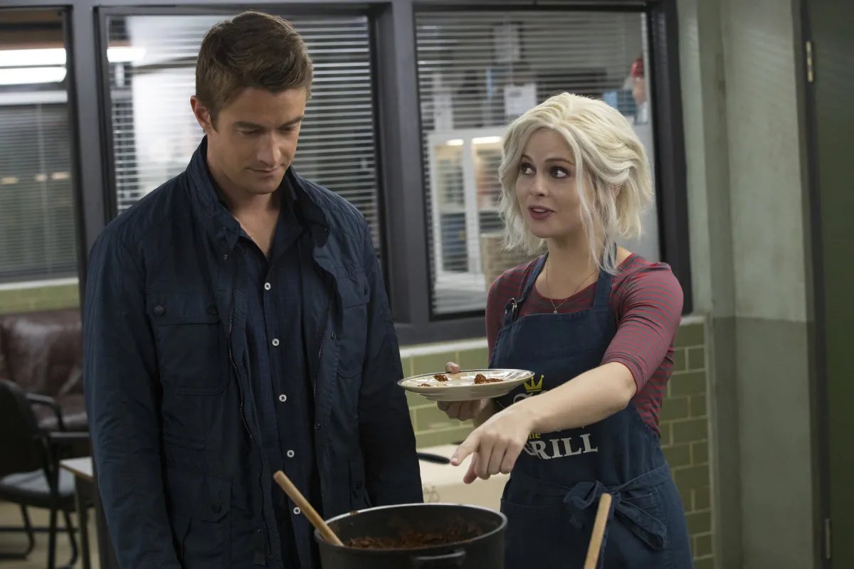 Robert Buckley und Rose McIver in „iZombie“