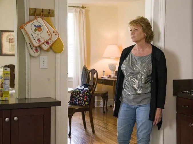 ...weshalb Loreen (Becky Ann Baker) zur Verstärkung anrückt.